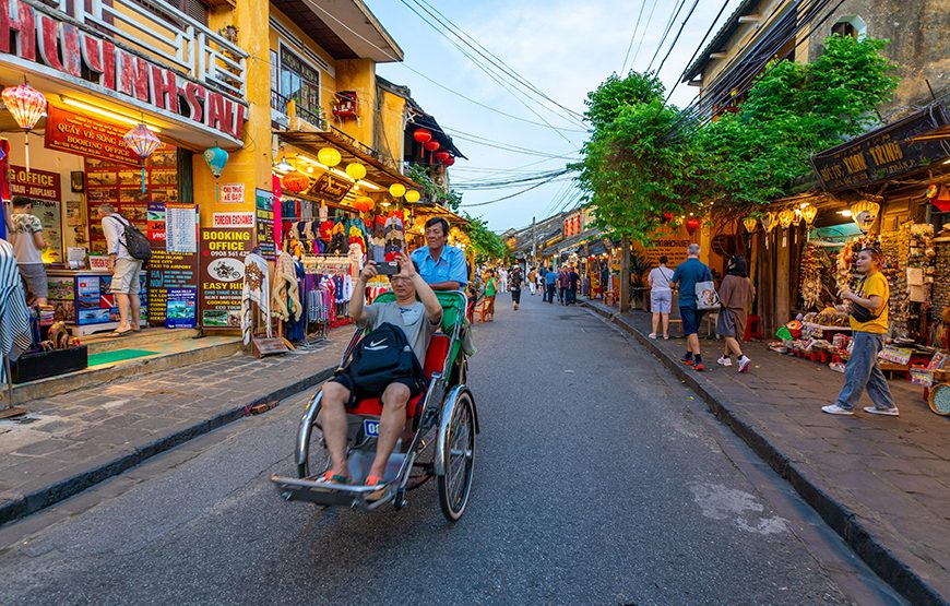 Private tour: Half-day Hoi An Cyclo Tour In Vietnamese Traditional Ao Dai