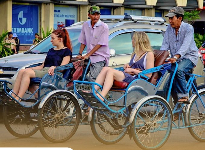 Private tour: Half-day Cyclo Journey Through Chinatown